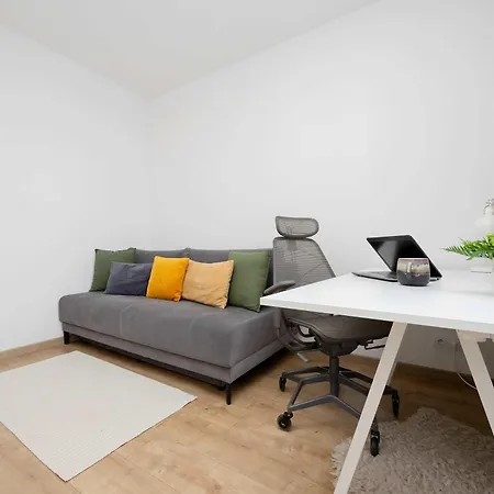 Family With Air Conditioning And Parking In Warsaw's Mokotow District By Renters * Warschau