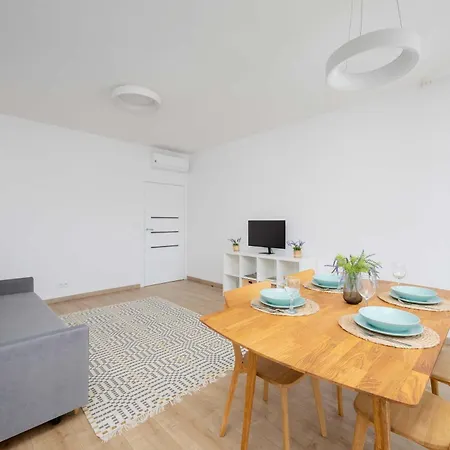 Family With Air Conditioning And Parking In Warsaw's Mokotow District By Renters