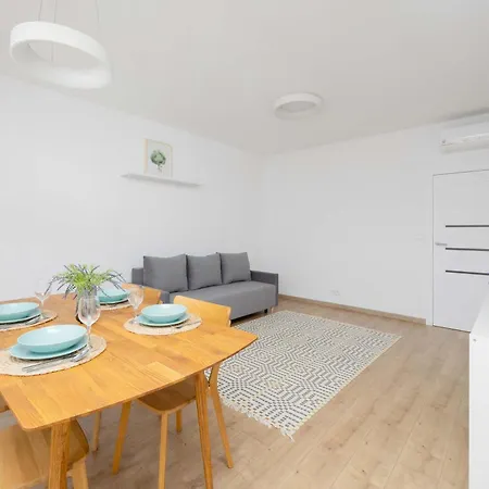 Family With Air Conditioning And Parking In Warsaw's Mokotow District By Renters Warschau